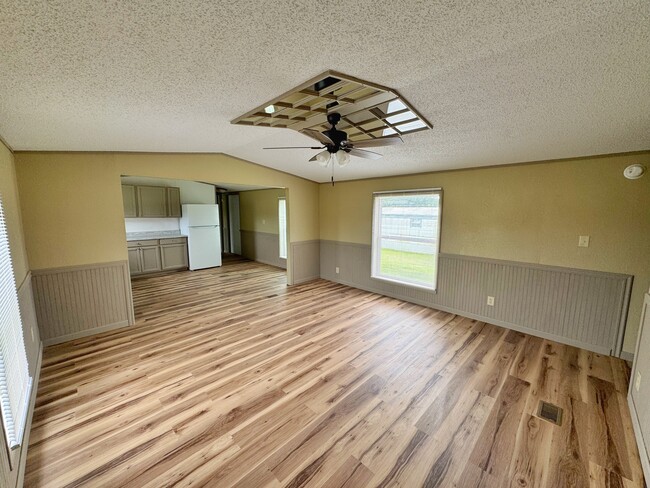 Building Photo - 534 SE 650th Rd