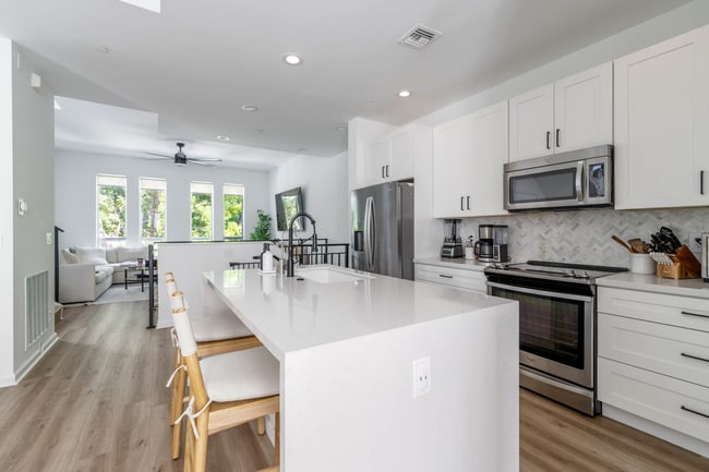 Building Photo - 723 SE 16th Ct