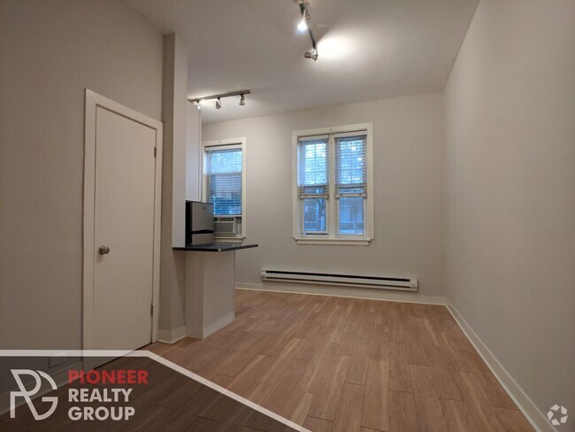 Building Photo - 456 W Belmont Ave Unit 1 Rental