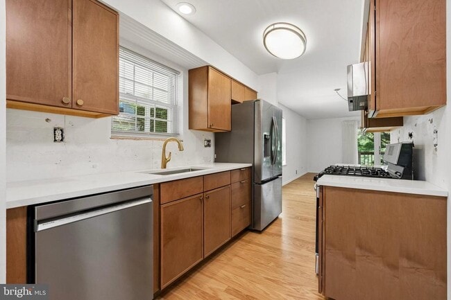 Photo - 266 Leedom Way