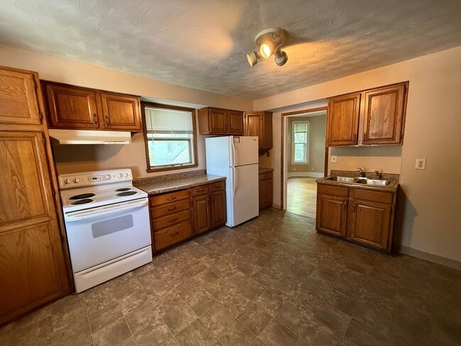 Building Photo - 719 Edmund Ave W Unit 2