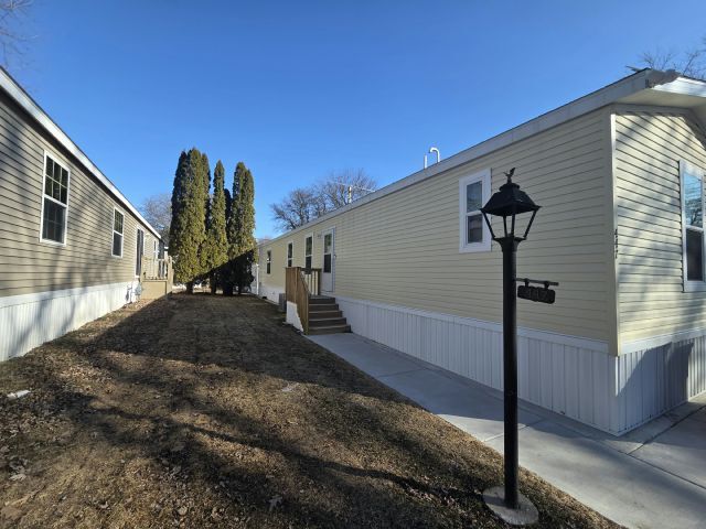 Building Photo - 447 Warbler Ln