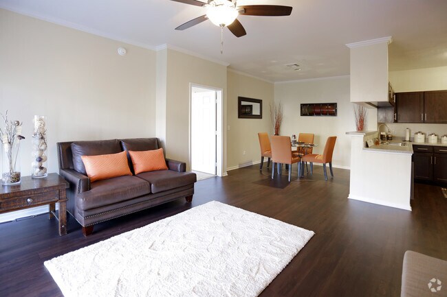 2BR, 2BA - 1033 SF