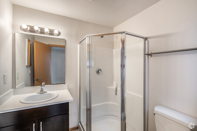 4BR, 3BA - 1,200SF - Bathroom