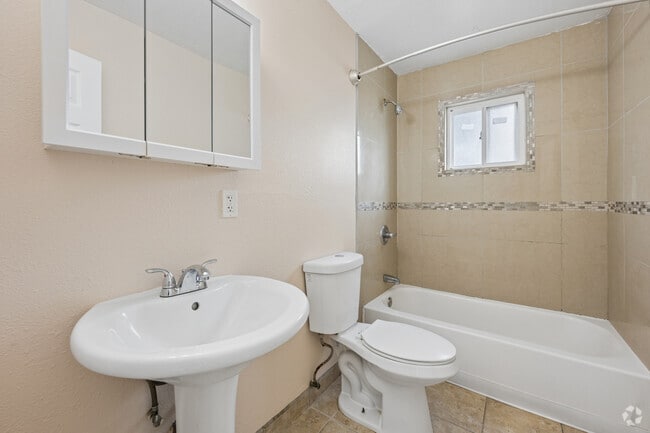 3BR, 2BA - 1,020SF - Second Bathroom