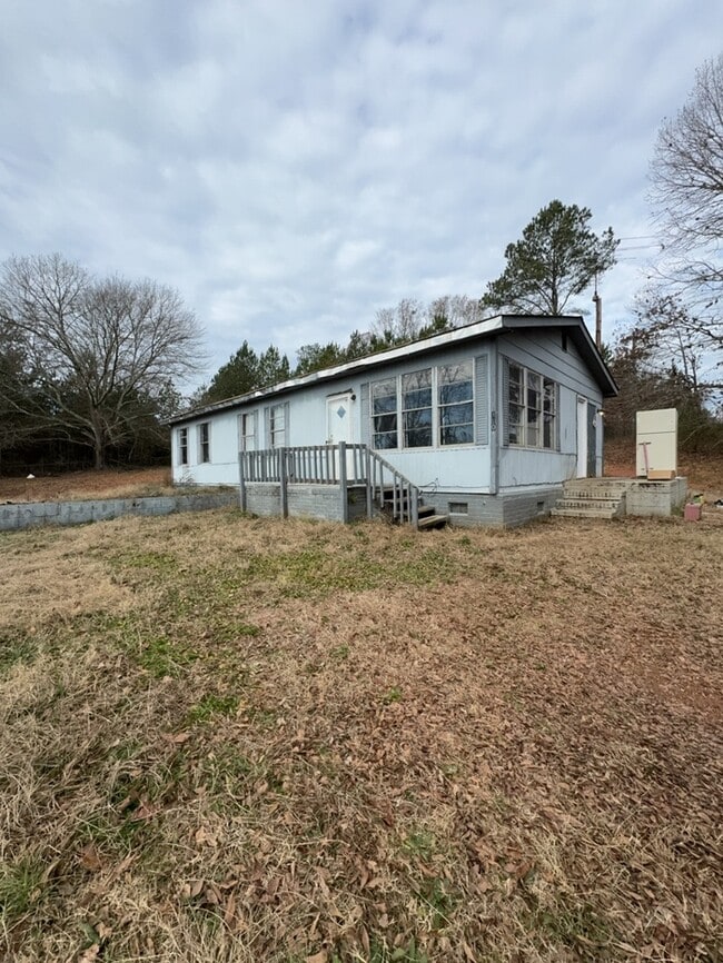 Building Photo - 3 Bedroom 2 bathroom