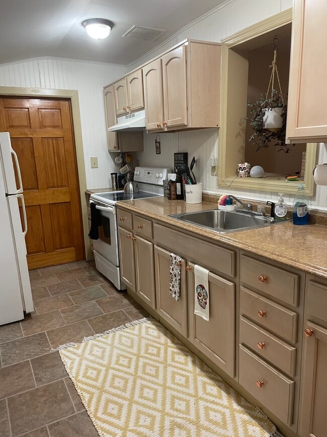 Kitchen with plenty of counterspace - 506 N McKean St Unit 2 bedroom