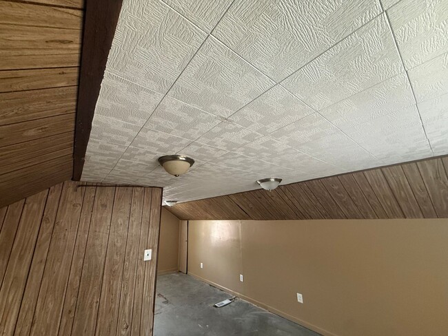 Photo - 3 Bedroom Bungalow, Corner House, New Carpet Fenced in Backyard