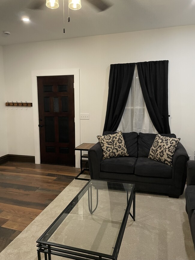 Photo - 53 Lincoln Ave W