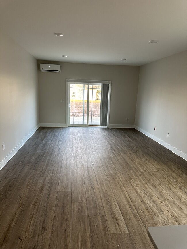 Photo - 252 Liam Ln