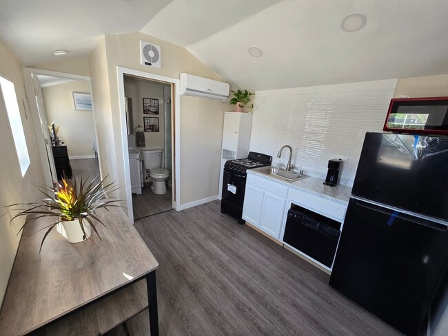 Photo - 2029 Englestad St