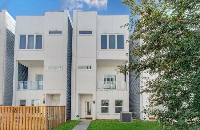 Photo - 2116 Naomi St