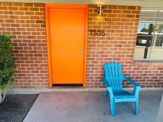 Photo - Fully Remodeled 2 Bed / 1 Bath Unit in Cen...