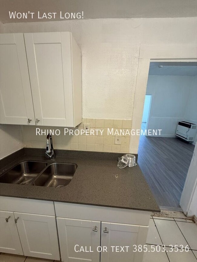 Building Photo - 2440 B Ave Unit 1 Rental
