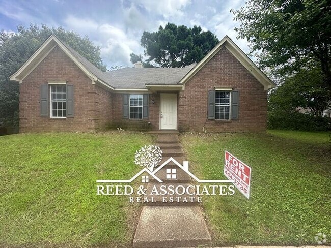 Building Photo - Charming Home Located on Large Corner Lot!