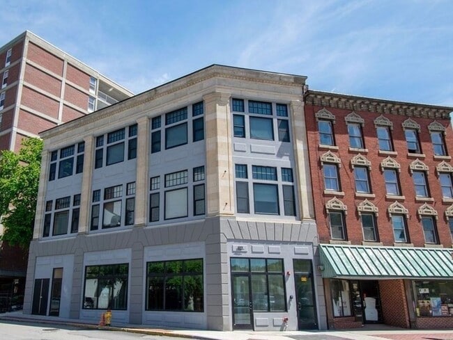 Building Photo - 409 Main St Unit 3B