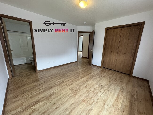 Photo - 3 Bedroom 2 Bathroom with Internet! Unit 4