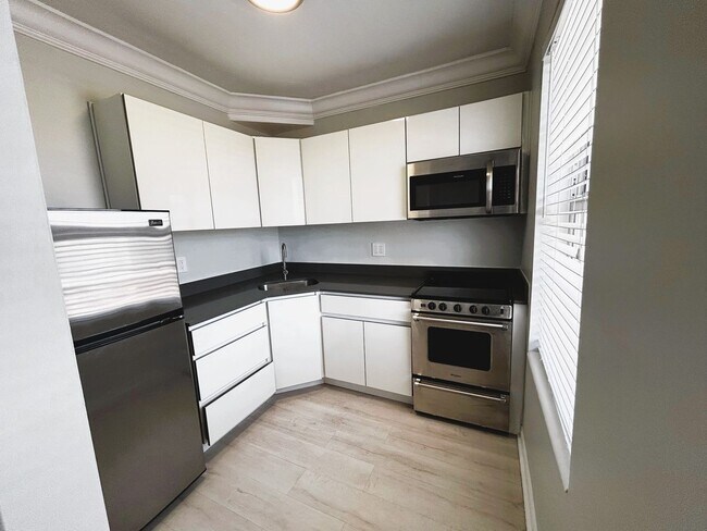 Photo - Updated 1 Bedroom 1 Bath Condo - Steps fro... Unit 705H