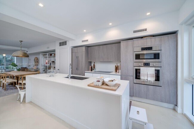 455 NE 39th St Unit 203
