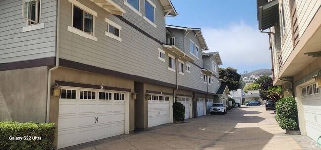 Building Photo - Spacious and freshly updated 2 bedroom, 2 ... Unit G Rental