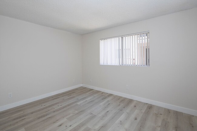 Photo - Gorgeous 1 Bedroom with AC and Parking in ... Unit 07