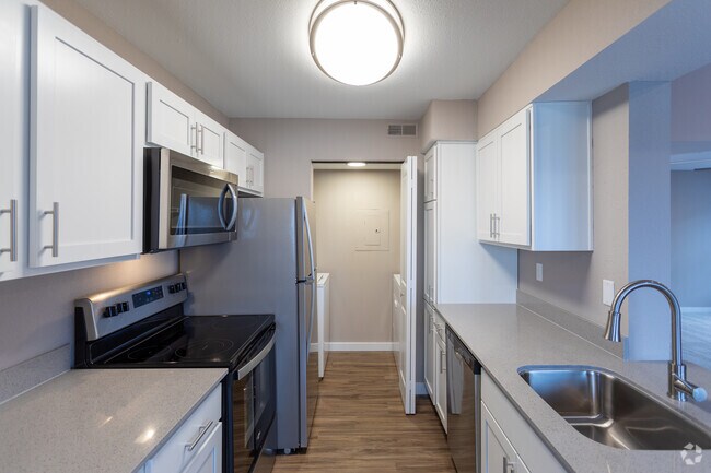 2BR, 1BA - 900SF
