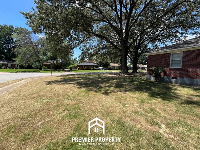 Photo - 3026 S Edgeware Rd