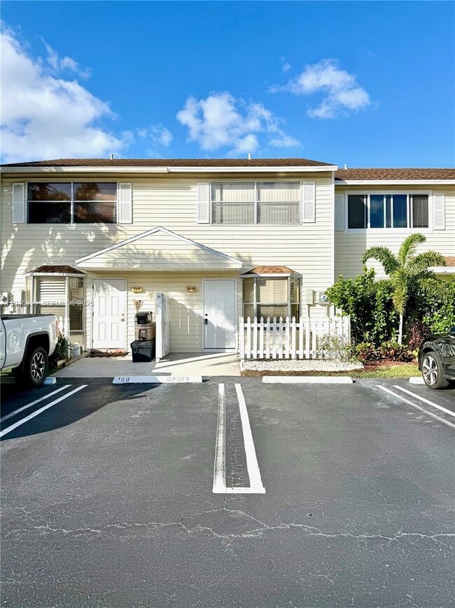 Photo - 2699 NE 15th St