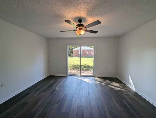 Photo - Newly Remodeled 2/1.5 Townhouse in Newport!