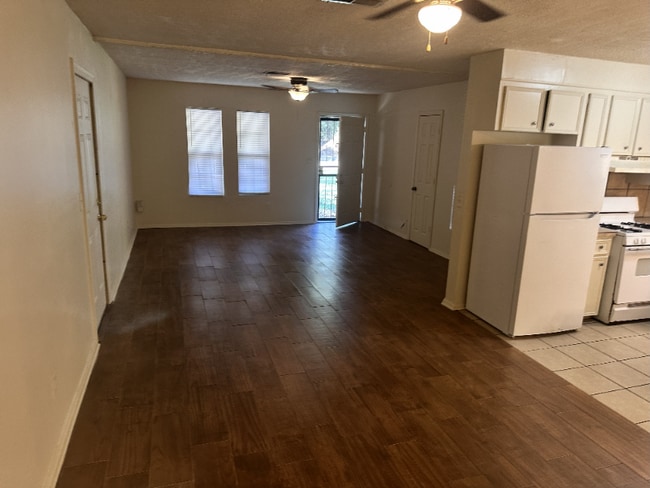 Photo - 106 E Woodcrest Dr