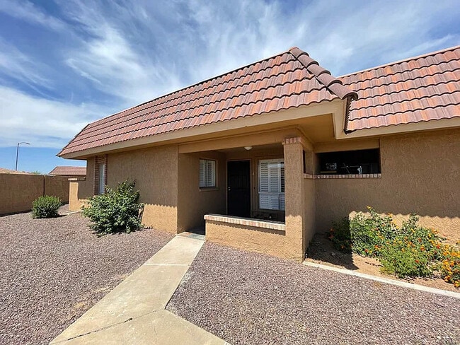 Building Photo - Well Maintained Condo in La Cresenta Unit APT 8