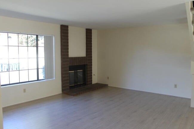 Photo - 3Bed/2.5Bath Townhome off Poinsettia!~ Briarwood