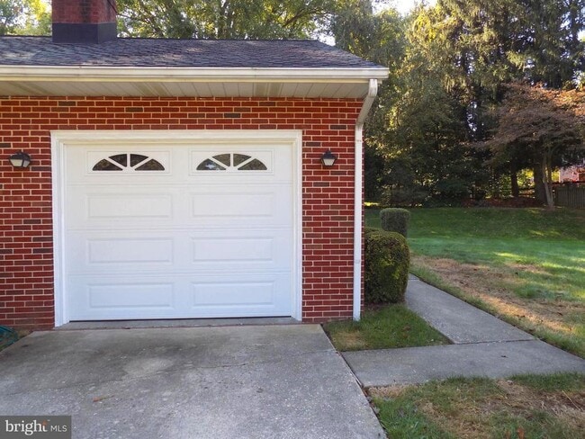 Building Photo - 1413 Cherokee Ln
