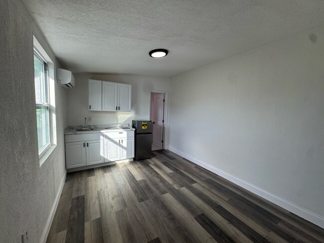 Photo - 585 Lindley Terrace