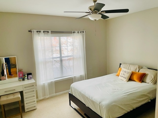 Dormitorio con vestidor - 2700 Pine Tree Rd NE Unidad 1214
