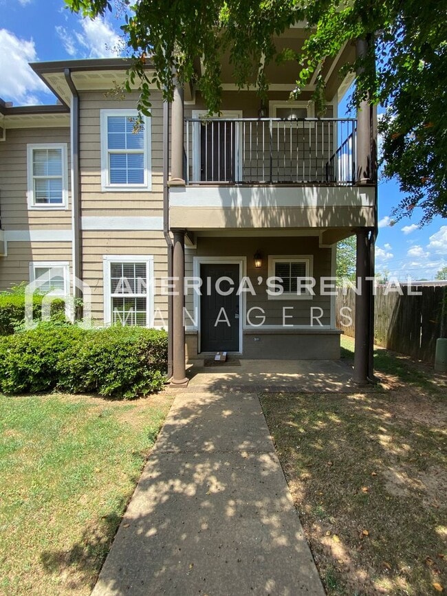 Building Photo - Townhome For Rent in Tuscaloosa!! COMING SOON!