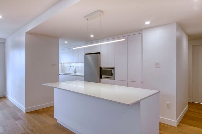 Building Photo - 3555 Chem. de la Côte-des-Neiges Unit 714