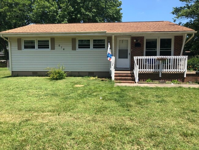 Cozy 3 bedroom 1 bath home in quiet neighborhood - 614 Roberts St Rental