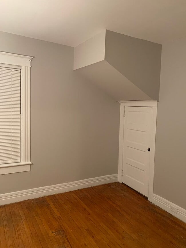 Building Photo - 39 N Pawling St Unit 39 PAWLING ST. HAGAMAN (UPSTAIRS)