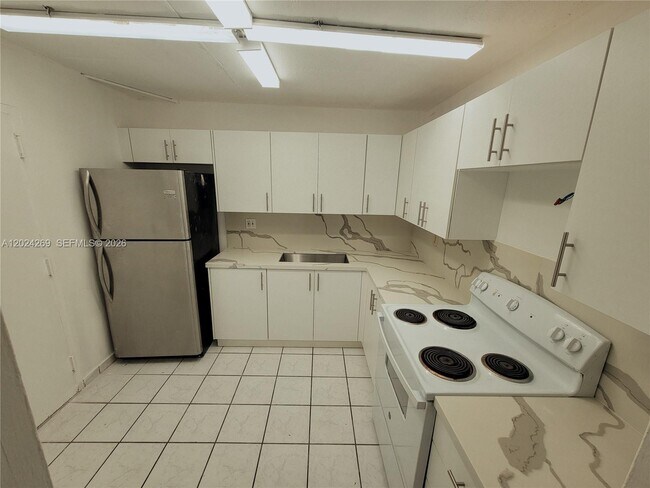 Photo - 13701 Kendale Lakes Cir Unit B-112