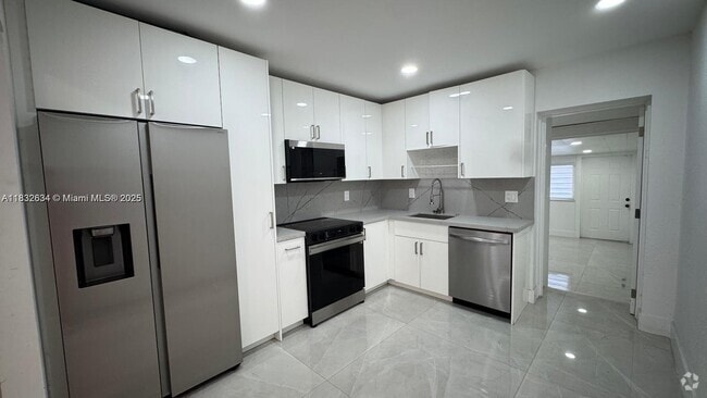 Building Photo - 322 SW 11th Ave Unit 1-2 Rental