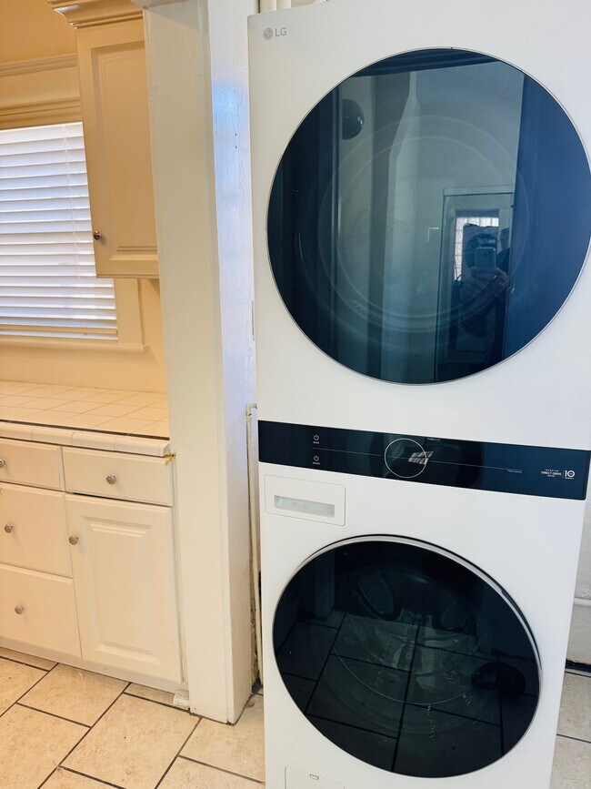 Photo - 116-122 W 9th St