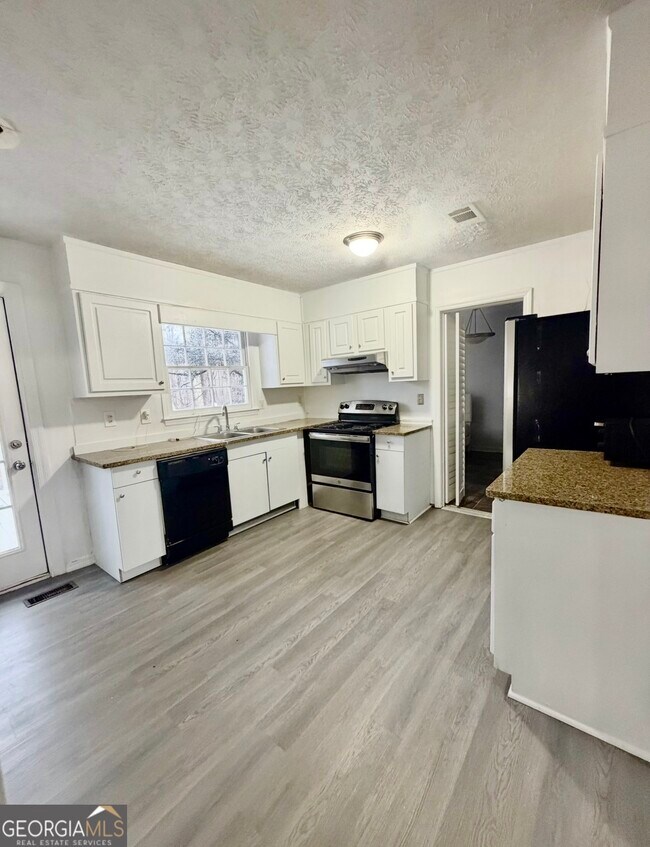 Photo - 975 Daisy Ct NW