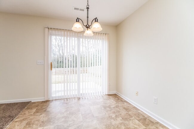Photo - 4565 Hawthorn Dr