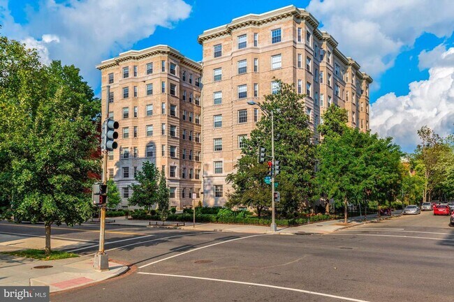 Building Photo - Dupont Circle Modern Studio Apartment In H...