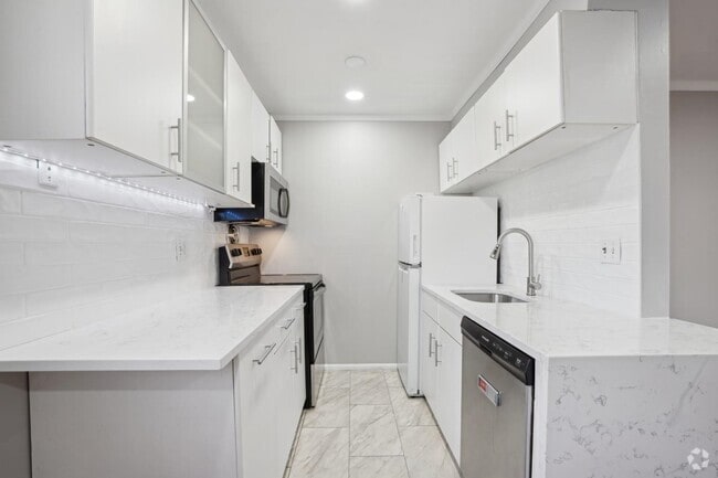 Building Photo - 56 68th St Unit 7 Rental