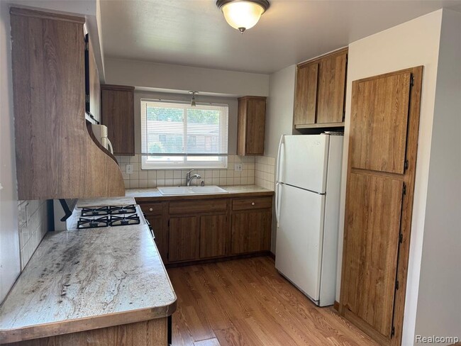 Photo - 24755 Trombley St