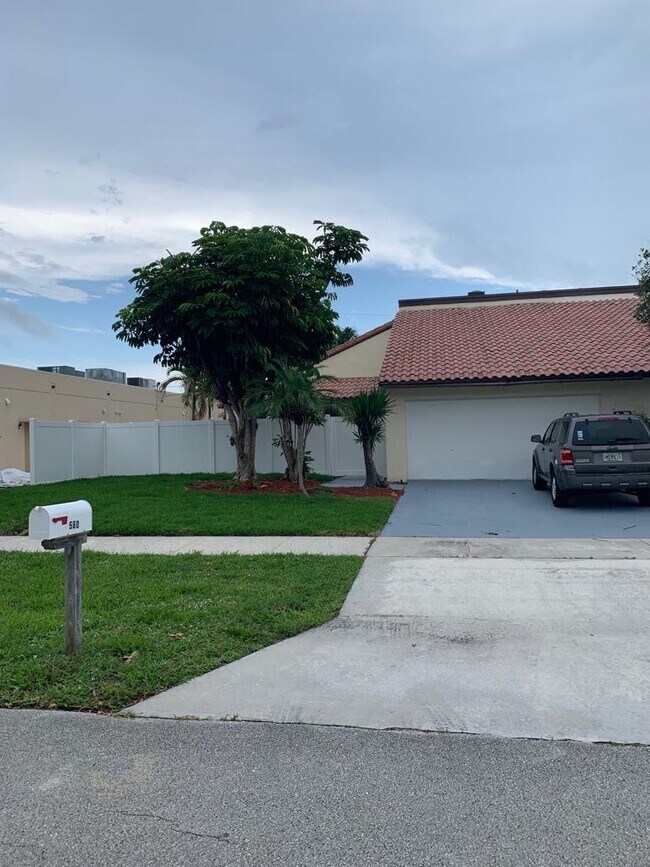 Building Photo - 560 NE 48th St