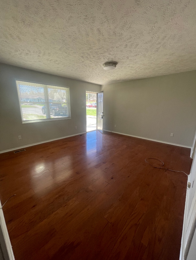 Photo - 1908 Meadowview Ln