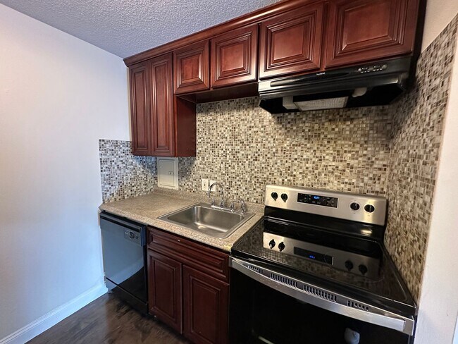 Building Photo - Large Studio - Balcony - Pool - Close to T Unit 42 Rental